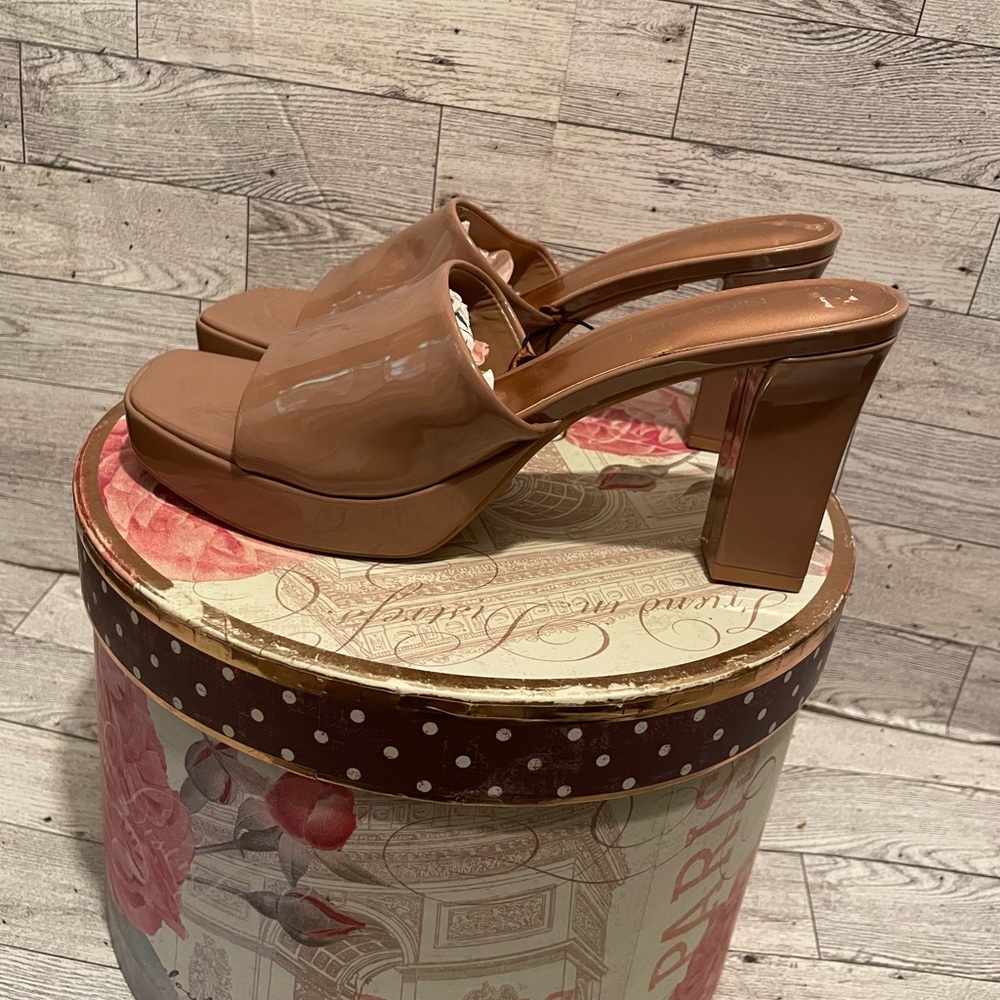 Nine West Bammah Natural Patent Sandals Women’s size 8 New